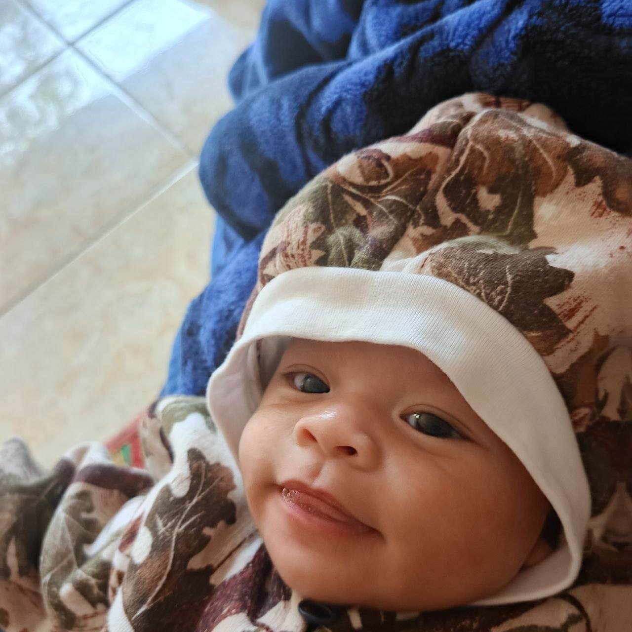 Theo Tersenyum